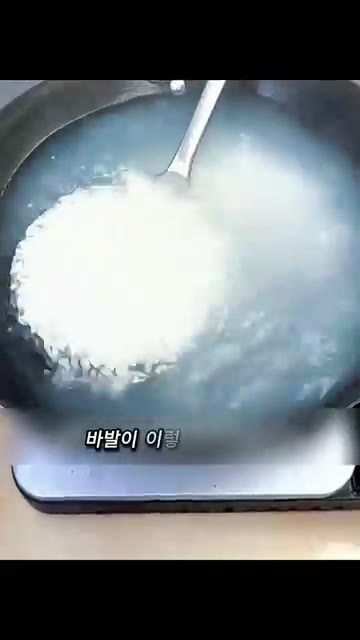 끓는 물에 찬밥을 넣고 1분간 끓여줍니다. — 1분 만에 고급스러운 아침국으로 변신하는 초간단 밥알국 레시피✨