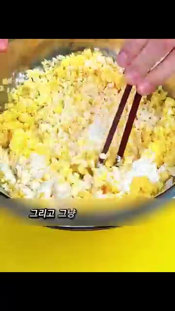 밀가루 한 큰술을 넣고 그릇을 흔들면서 섞어줍니다. 이렇게 하면 밥… — 1분 만에 고급스러운 아침국으로 변신하는 초간단 밥알국 레시피✨