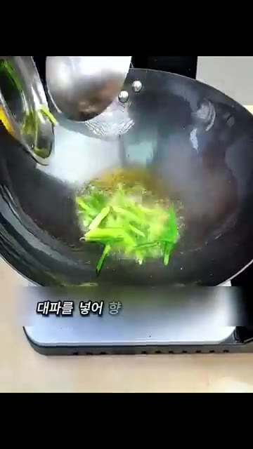 달걀 두 개를 미리 풀어줍니다. 비린 향이 싫다면 후추도 조금 넣어… — 1분 만에 고급스러운 아침국으로 변신하는 초간단 밥알국 레시피✨