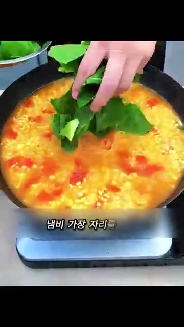 팬에 기름을 두르고 송송 썬 대파를 넣어 향을 먼저 내줍니다. — 1분 만에 고급스러운 아침국으로 변신하는 초간단 밥알국 레시피✨