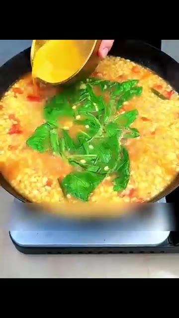 이어서 토마토를 넣고 과육이 풀어지면서 국물이 나올 때까지 볶아줍니다. — 1분 만에 고급스러운 아침국으로 변신하는 초간단 밥알국 레시피✨