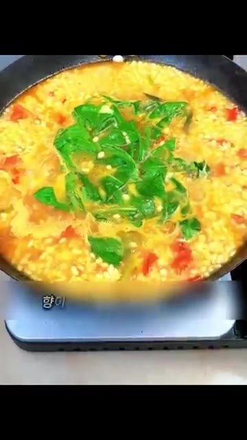 아까 받아둔 밥 삶은 물을 그대로 부어줍니다. — 1분 만에 고급스러운 아침국으로 변신하는 초간단 밥알국 레시피✨