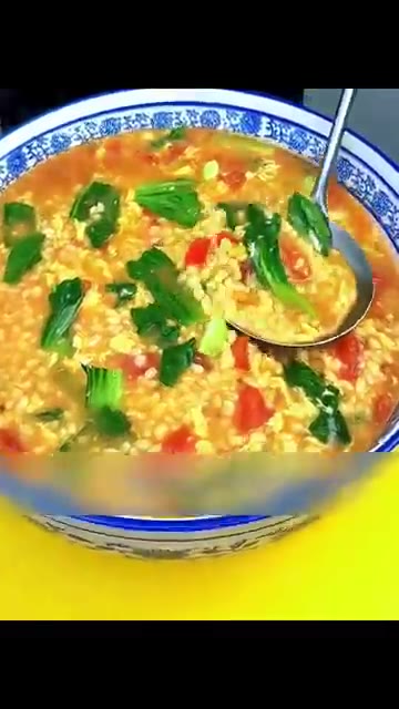 소금은 반 큰술보다 조금 적게, 간장도 반 큰술 정도 넣어줍니다. — 1분 만에 고급스러운 아침국으로 변신하는 초간단 밥알국 레시피✨