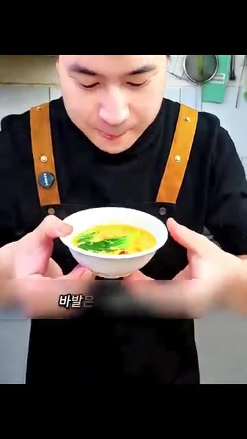 감칠맛 조미료도 반 큰술 정도 넣어줍니다. — 1분 만에 고급스러운 아침국으로 변신하는 초간단 밥알국 레시피✨