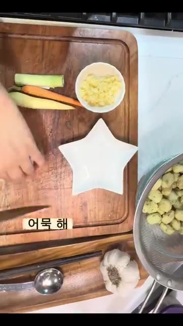 어묵이 살짝 얼어있다면 뜨거운 물에 담가 해동하고, 냉장고 채소들을… — 한스푼 매콤 어묵볶음 🥄 만능 데리야끼 소스로 10분 완성!