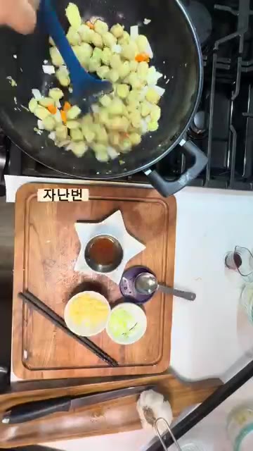 어묵이 잘 볶아지면 미리 만들어 둔 데리야끼 소스를 넣고 볶아줍니다. — 한스푼 매콤 어묵볶음 🥄 만능 데리야끼 소스로 10분 완성!
