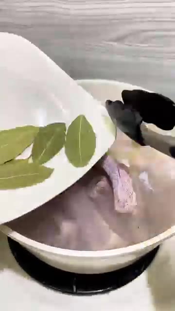 돼지갈비를 물에 넣고 월계수 잎, 마늘 10쪽과 함께 10분간 삶아… — 돼지갈비찜 (Braised Pork Ribs)