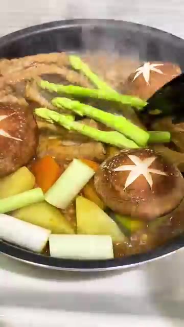 감자, 당근, 단호박, 표고버섯, 대파, 아스파라거스를 먹기 좋게… — 돼지갈비찜 (Braised Pork Ribs)