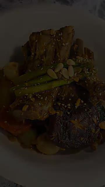 그릇에 푸짐하게 담고 잣과 참깨를 뿌려 마무리합니다. — 돼지갈비찜 (Braised Pork Ribs)