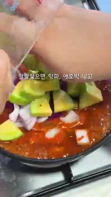 대파를 넣고 약불에서 5분간 더 끓이면 완성이다. — 찾았다 내 밥도둑 초간단 참치감자짜글이 레시피