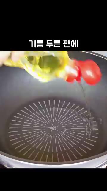 기름을 두른 팬에 감자를 넣고 중불에서 노릇하게 볶아줍니다. — 부서지지 않고 쫀득한 감자조림 레시피
