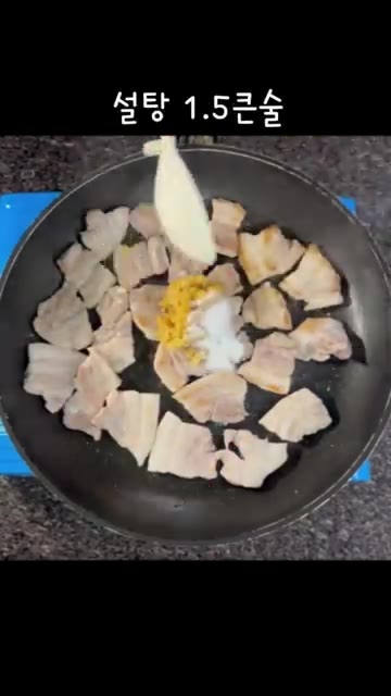 삼겹살 기름에 다진 마늘 2큰술과 설탕 1.5큰술을 넣고 설탕이 녹… — 백종원 삼겹살 대파 제육볶음