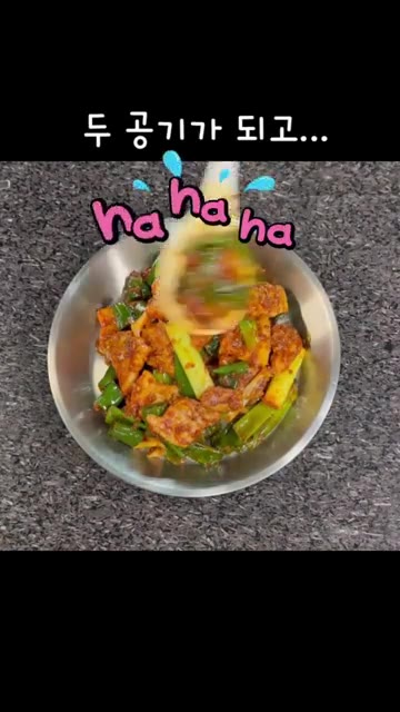 마지막으로 통깨를 뿌려주면 완성입니다. — 백종원 삼겹살 대파 제육볶음