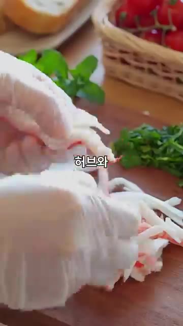 오이를 채 썰어 소금에 절여 물기를 제거합니다. — 살찔 걱정 없는 다이어트 브런치! 초간단 저칼로리 오이 크랩 샌드위치