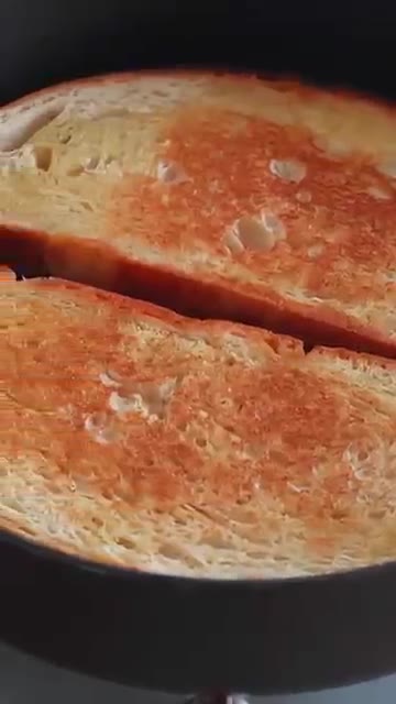 물기를 짠 오이와 맛살, 요거트, 후추, 올리브유를 넣고 잘 섞어줍니다. — 살찔 걱정 없는 다이어트 브런치! 초간단 저칼로리 오이 크랩 샌드위치