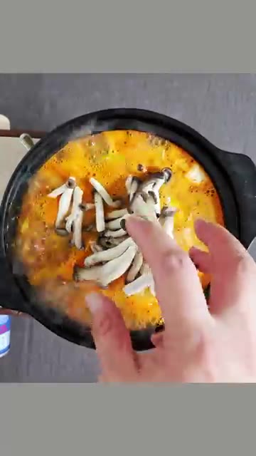 두부 1/2모를 넣고 한소끔 더 끓여줍니다. — 된장찌개 끓이는 법