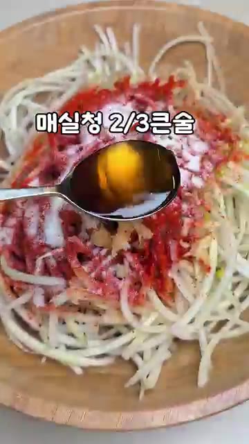 고춧가루, 다진 마늘, 멸치액젓, 설탕, 매실청, 사과식초를 넣는다. — 소금에 절이지 않고 바로 무쳐 먹는 무생채 레시피