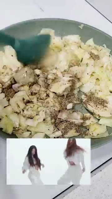 소금 반 티스푼을 넣는다. — 위염, 비염에 좋은 양배추 볶음과 작두콩차 만들기
