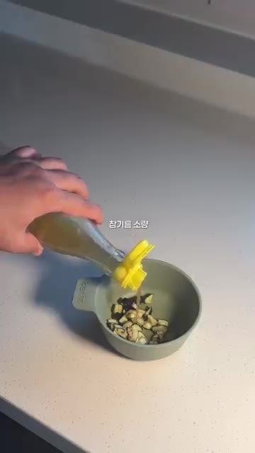 잘라둔 가지를 전자레인지 용기에 담아주세요. — 11개월 아기 가지무침 레시피🍆 부드럽고 촉촉한 유아식 반찬