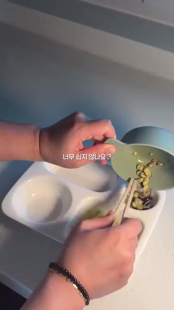 익힌 가지에 참기름을 약간 넣고 갈아둔 깨를 솔솔 뿌려주세요. — 11개월 아기 가지무침 레시피🍆 부드럽고 촉촉한 유아식 반찬