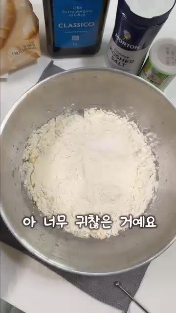 오븐 팬에 종이 호일을 깔고 썰어둔 치아바타를 올린다. — 호불호 없이 맛있는 맛