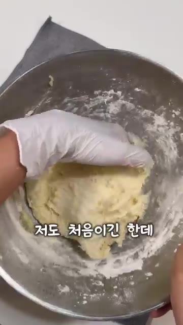치아바타 위에 올리브 오일을 바르고 소금을 뿌린다. — 호불호 없이 맛있는 맛