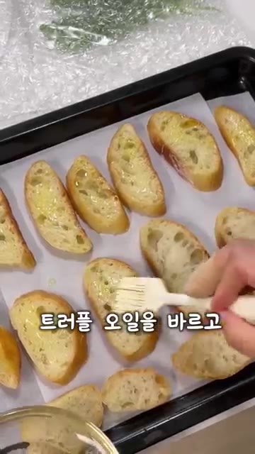 팬에 다진 양파와 다진 마늘을 넣고 볶는다. — 호불호 없이 맛있는 맛