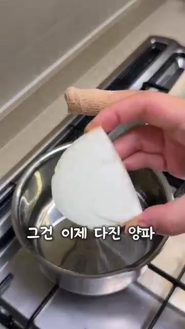 반으로 가른 치아바타 위에 토마토 소스, 햄, 루꼴라, 치즈를 올린다. — 호불호 없이 맛있는 맛