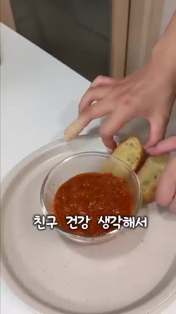 잘게 간 치즈를 듬뿍 뿌려 마무리한다. — 호불호 없이 맛있는 맛