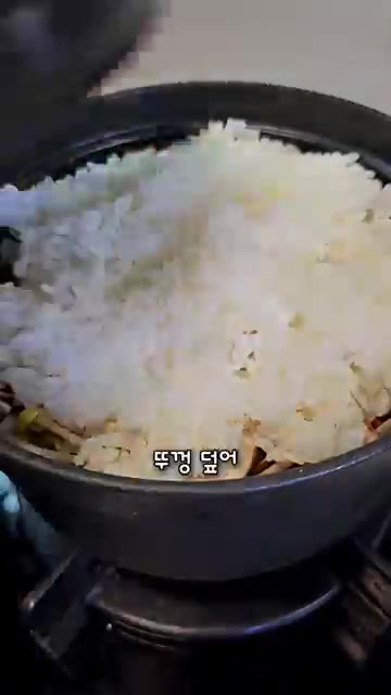 뚜껑을 덮고 중불에서 7분간 끓인다. — 찬밥으로 만드는 초간단 콩나물밥 레시피