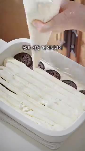 틀에 생크림과 오레오 쿠키 반죽을 층층이 쌓는다. — 집에서 만드는 투썸 오레오 아박 레시피
