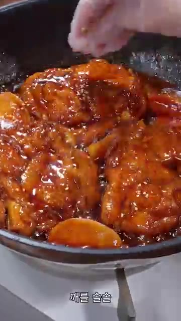 참깨를 솔솔 뿌린다. — 닭다리에 콜라 한 병 부었더니? 🍗 촉촉달콤 콜라 닭다리!