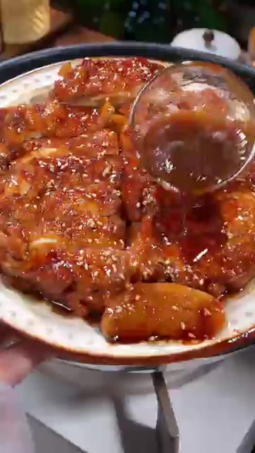 먹기 좋게 썰어 소스까지 곁들여 접시에 담아낸다. — 닭다리에 콜라 한 병 부었더니? 🍗 촉촉달콤 콜라 닭다리!