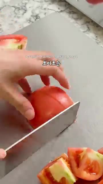 아보카도는 반으로 갈라 씨를 제거하고 껍질을 벗겨낸 뒤 한 입 크기… — 명절 다이어트 무조건 이건! 🥑지중해식 아보카도 샐러드 3분 컷