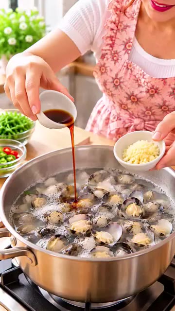 다진 마늘과 국간장을 넣는다. — 시원한 재첩국