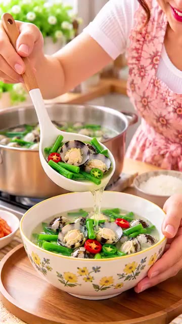 그릇에 담아 완성한다. — 시원한 재첩국