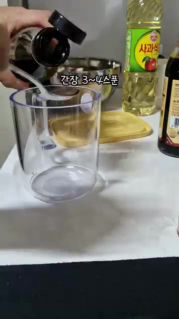 스팸을 꺼내 먹기 좋은 크기로 썰어 팬에 올린다. — 스팸마요덮밥 만들기