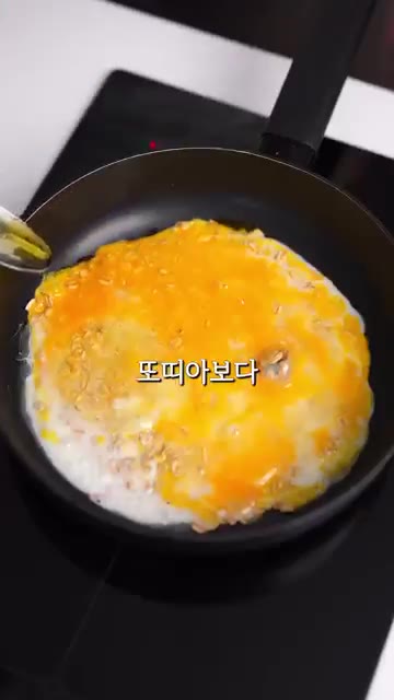 오트밀과 달걀이 익으면 팬을 반으로 잘라 햄, 양상추, 토마토를 올린다. — 오트밀 아침에 이렇게 드세요 🥙