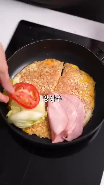치즈를 올리고 소스를 뿌린 뒤, 그대로 접어준다. — 오트밀 아침에 이렇게 드세요 🥙