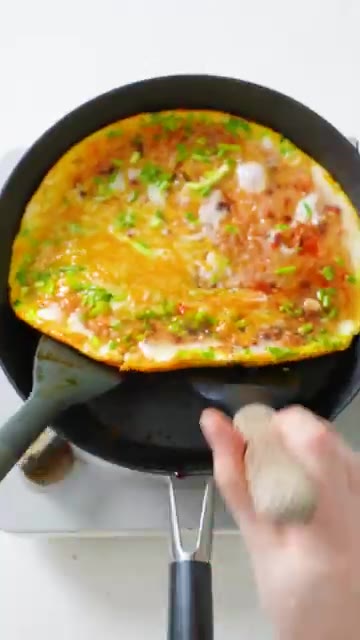 반으로 접어 접시에 담고 마요네즈, 통깨, 칠리 오일을 뿌린 뒤 오… — 칠리 누룽지 오믈렛 레시피