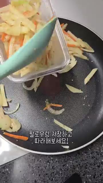 마지막으로 깨를 뿌려주면 완성입니다. — 우리 엄마 초간단 감자채 볶음!