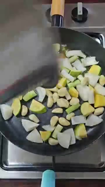 달궈진 팬에 버터와 다진 마늘을 넣고 마늘 향을 살짝 냅니다. — 10분 완성! 간단 골뱅이 야채볶음 레시피