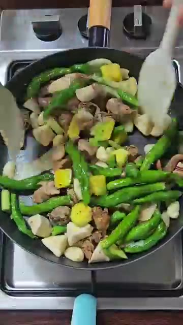 손질한 골뱅이와 꽈리고추, 새송이버섯을 넣고 함께 볶아줍니다. — 10분 완성! 간단 골뱅이 야채볶음 레시피