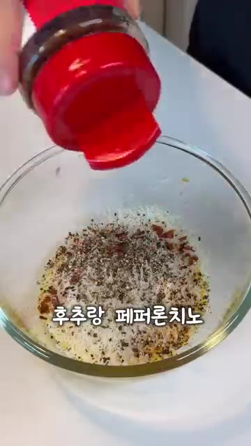 볼에 계란 노른자 2개와 계란 1개를 넣고 섞은 뒤, 그라나 파다노… — 요즘 내 최애 파스타