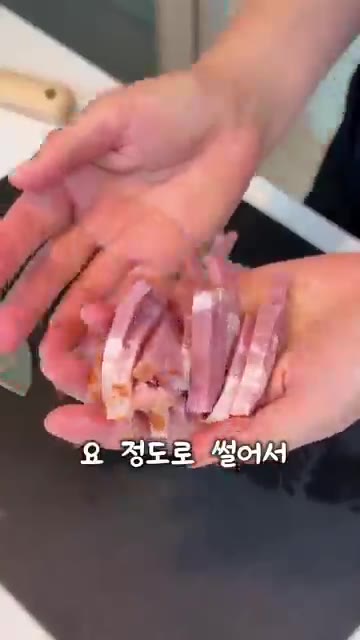 팬에 베이컨을 넣고 기름이 나오기 시작하면 편마늘을 넣고 마늘이 맛… — 요즘 내 최애 파스타