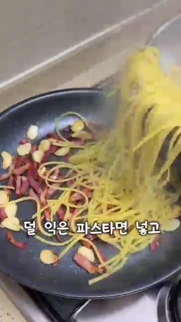 덜 익은 파스타 면을 넣고 면수를 부어가며 마저 익힌다. — 요즘 내 최애 파스타