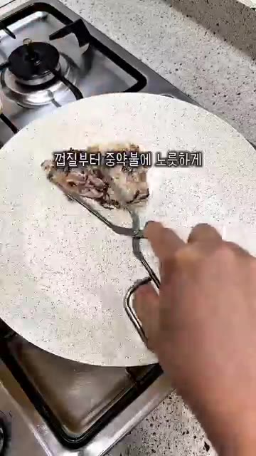 팬에 기름을 두르고 닭고기 껍질부터 중약불로 노릇하게 구워줍니다. — 시오콘부 누룽지 치킨 레시피