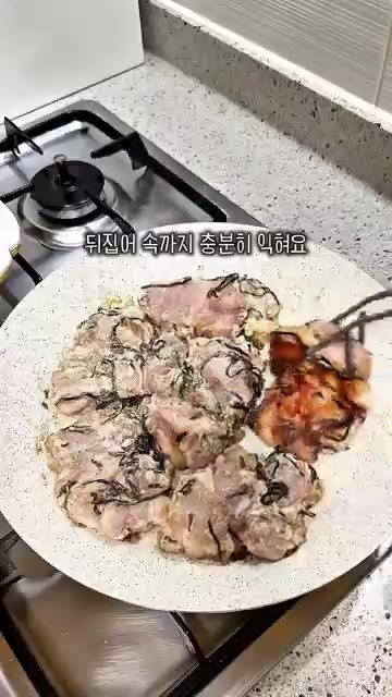 닭고기는 뒤집어가며 속까지 충분히 익혀줍니다. — 시오콘부 누룽지 치킨 레시피
