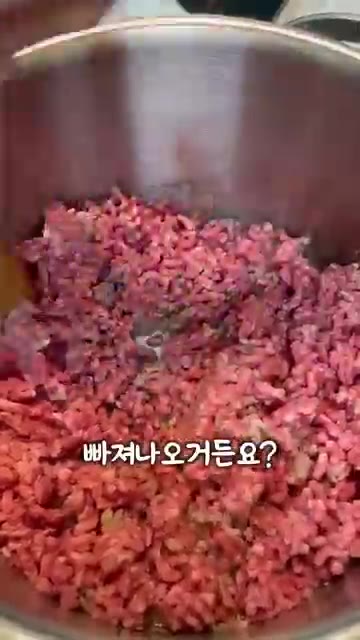 냄비에 올리브 오일 2~3큰술을 두르고 다진 소고기 1kg를 넣어… — 이 음식 하나로 세계 챔피언을 뽑는다고?!