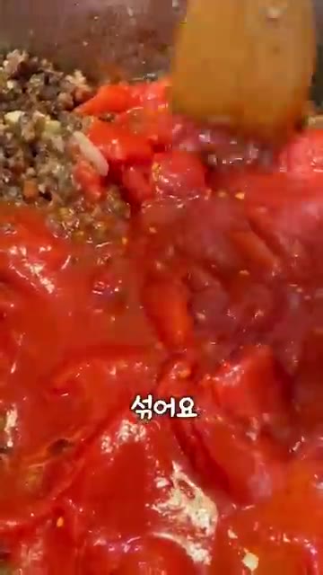 양파가 익으면 덜어두었던 고기를 다시 넣고 소금 1티스푼, 으깬 토… — 이 음식 하나로 세계 챔피언을 뽑는다고?!